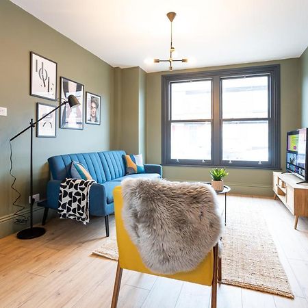 Vila Stunning Scandi 3 Bed House In Manchester-Parking Exteriér fotografie