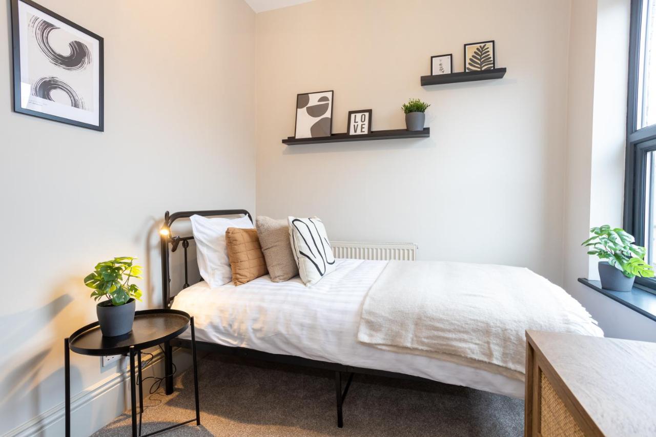 Vila Stunning Scandi 3 Bed House In Manchester-Parking Exteriér fotografie