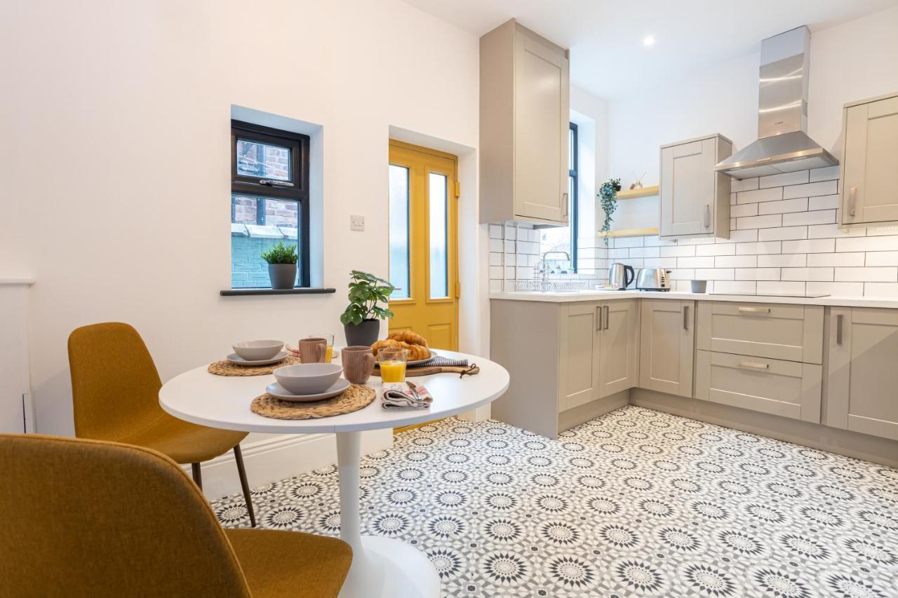 Vila Stunning Scandi 3 Bed House In Manchester-Parking Exteriér fotografie