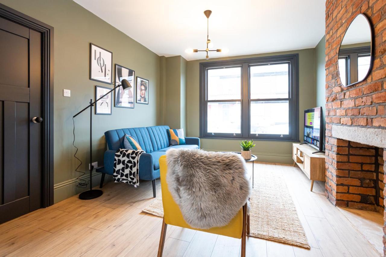 Vila Stunning Scandi 3 Bed House In Manchester-Parking Exteriér fotografie