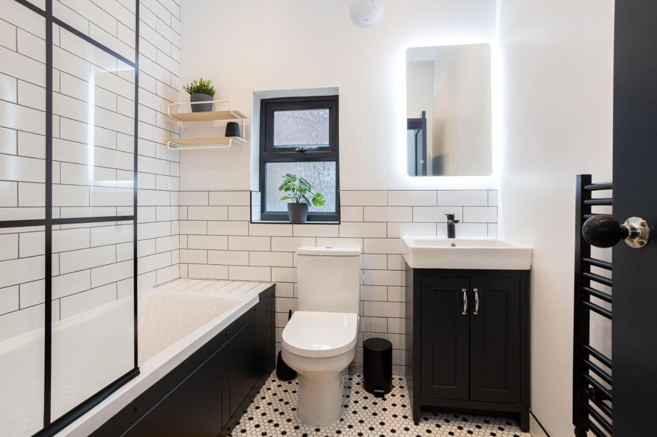 Vila Stunning Scandi 3 Bed House In Manchester-Parking Exteriér fotografie