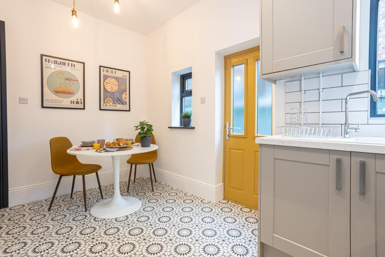 Vila Stunning Scandi 3 Bed House In Manchester-Parking Exteriér fotografie