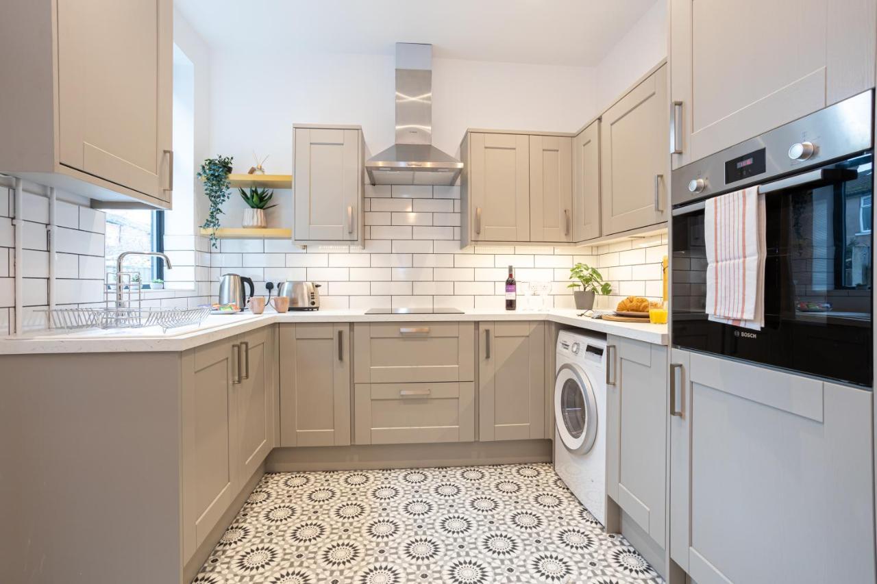 Vila Stunning Scandi 3 Bed House In Manchester-Parking Exteriér fotografie